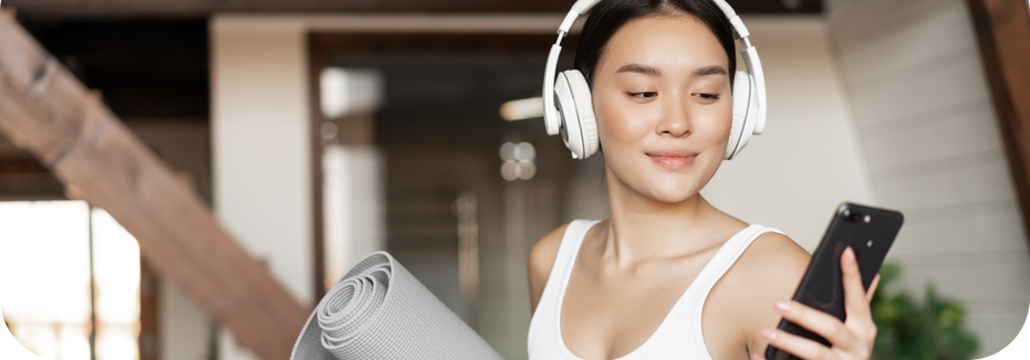 Woman choosing music in digital fitness app for her workout (1)